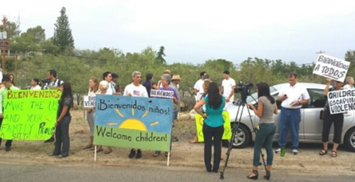 Local supporters of children fleeing violence as they arrive in Oracle Arizona. From Dave in AZ blogpost at Dailykos http://bit.ly/1pj8Ovw